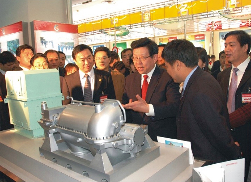 2006时任陕西省长陈德铭来ABPAY钱包官方网站展区参观