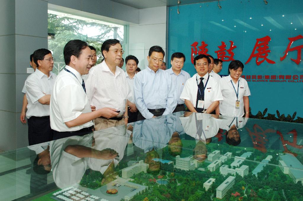 2009年省委书记赵乐际陪同国务院副总理张德江来ABPAY钱包官方网站视察工作