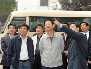 2011年集团公司董事长印建安陪同市委常委、市政法委书记丁健到ABPAY钱包官方网站社区视察各项工作